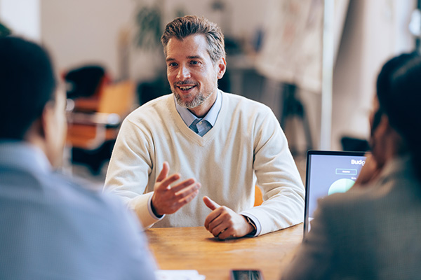Ein Team von Personalberatern bei einer professionellen Besprechung