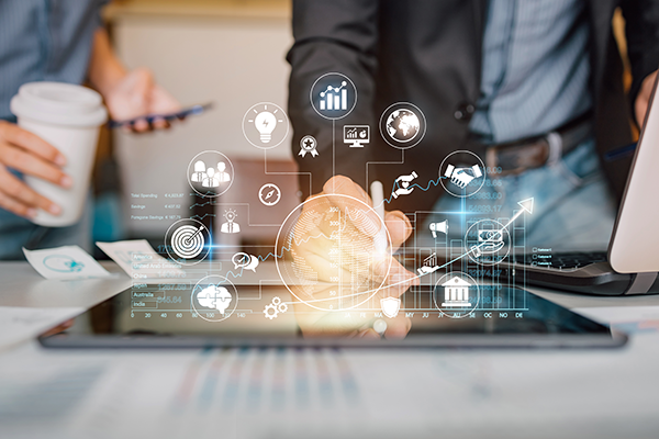 Moderne Büroräume mit Team beim gemeinsamen Arbeiten